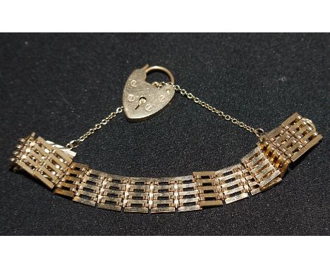 A gold gate bracelet with heart lock, stamped '375', 15.6 gm