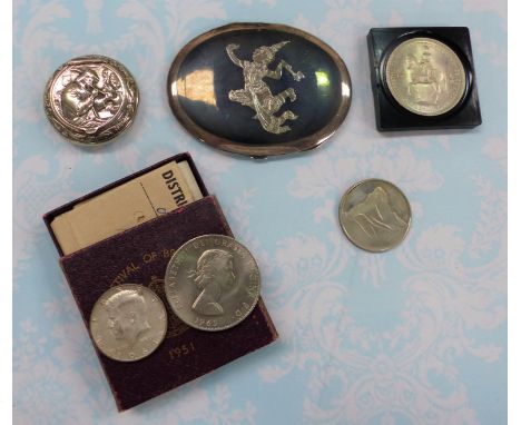 An oriental design powder compact, 3 commemorative medallions and an embossed continental pill / snuff box