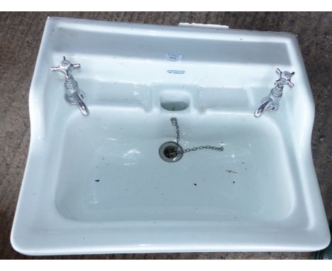 An Edwardian white ceramic wash basin