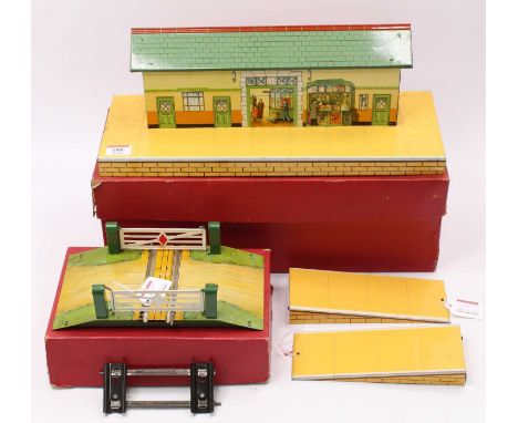 Two Hornby items: 1955-7 No.3 station, green roof, revised tin printing, with ramps (E) (BVG) with 1949-69 No.1 clockwork lev