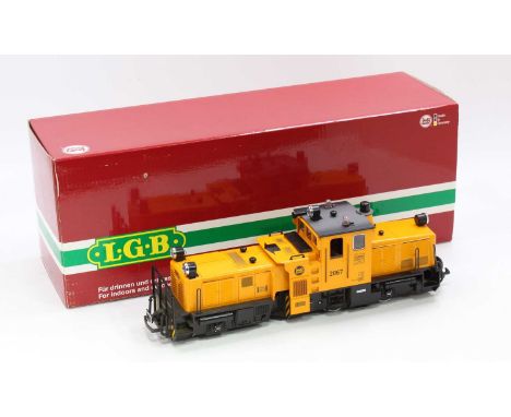 LGB 20670 G scale 45mm yellow freight locomotive numbered 2067, Model features articulated nose and bogie, crew, warning ligh