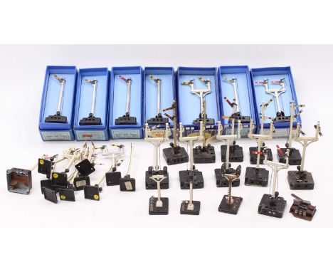 Hornby Dublo signals: Electrically operated semaphore: 4 x single distant; one single home; 5 x double arm; 3 x distant junct
