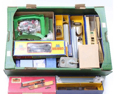 A large tray containing a miscellany of mainly Hornby-Dublo items: D1 Island platform with ramps (VG); two 3-rail TPO Mail Va