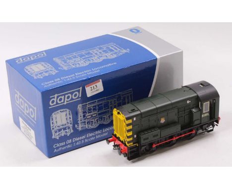 Dapol, 0 Gauge, 7D-008-008 Model of a Class 08 0-6-0 Diesel Shunter, BR Green, Number D3305 to cabsides, in the original box