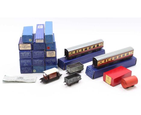 Tray containing Hornby-Dublo rolling stock, all boxed &amp; all (E-NM) (BE-NM): two D12 br/3rd maroon &amp; cream coaches. Si