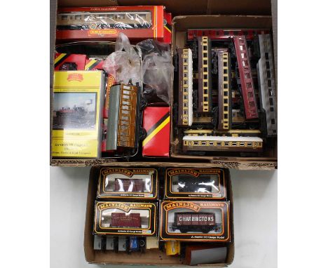 Large tray of (mainly) 00-gauge items: 3 boxed Hornby coaches; 21 Hornby-Dublo assorted tank wagons; 4 Mainline &amp; 3 Hornb