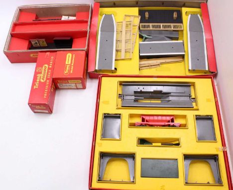 Five Triang 00-gauge items: R161 Operating Hopper Car set, appears complete (E) (BE) with corrugated cover to base &amp; inst
