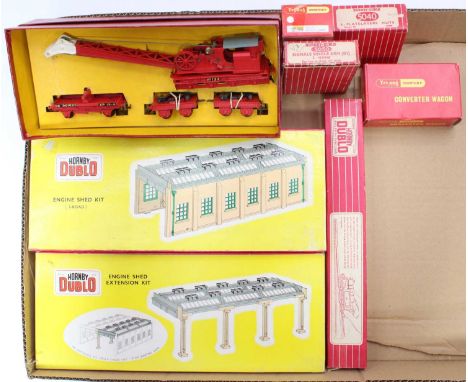 Collection of Hornby Dublo to include 5005 Engine Shed, 5006 Extension, 4620 Breakdown Crane, 5050 Signals, 5040 Platelayers 