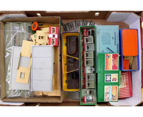Tray of Hornby-Dublo accessories: Goods Depot and engine shed both in pieces – some smaller parts eg windows and smoke vents 