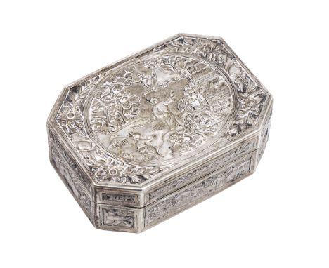 A good Chinese silver snuff box, late 18th or early19th century, of rectangular form with canted corners, the lid with a larg