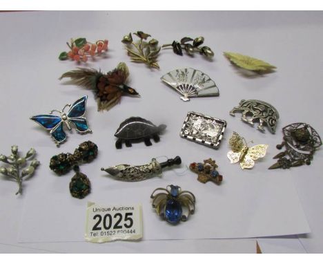 A mixed lot of unusual vintage brooches.