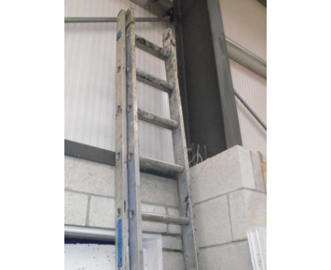 A double extension aluminium ladder