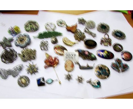 A mixed lot of vintage brooches.