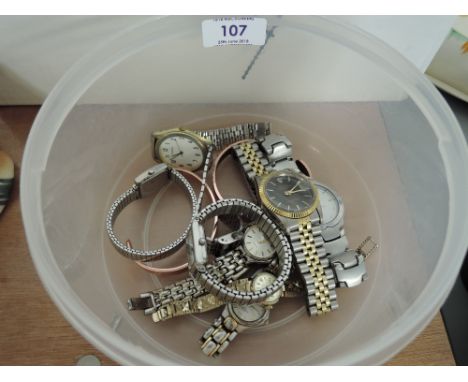 A selection of vintage gentlemans wristwatches including Sekonda and Polo Club 