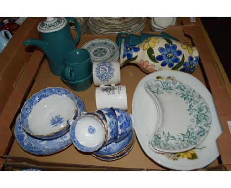 BOX CONTAINING CERAMIC ITEMS INCLUDING AN EARLY 19TH CENTURY BLUE AND WHITE SLOP BOWL AND DISH