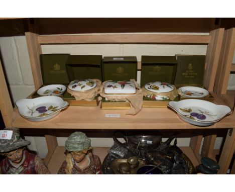 GROUP OF ROYAL WORCESTER WARES INCLUDING PIN DISHES AND BOXES IN THE ARDEN PATTERN
