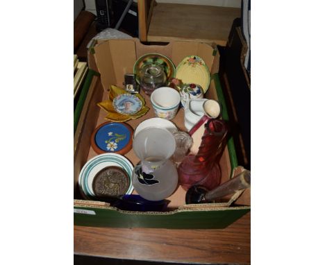 BOX CONTAINING VARIOUS GLASS WARES AND CERAMIC ITEMS, SOME ROYAL COMMEMORATIVES