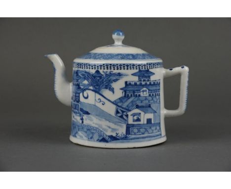 Chinese porcelain Blue and White teapot with landscape - 18th century Height: 16cm Length: 19cm In good condition. Only a tin