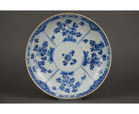 Chinese porcelain Blue and White plate with flowers - Kangxi 1662-1722 Diameter 22cm In good condition. No chips, hairline or