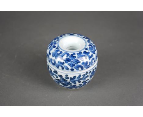 Chinese porcelain Blue and White brush washer - Kangxi period 1662-1722 Height: 8,5cm Diameter: 9cm In good condition.small c