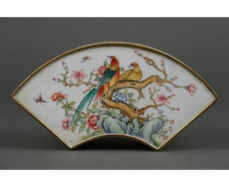 Chinese cloisonne enamel box with bird and flowers - Qianlong mark Probably 18th/19th century Length: 20,5 cm Height: 5,8 cm 