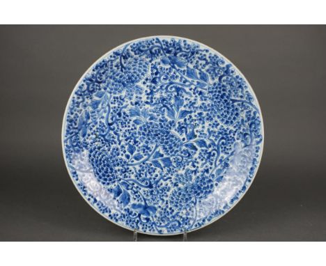 Chinese porcelain Blue and White charger with flowers - Kangxi period 1662-1722 Diameter: 40cm Restored.