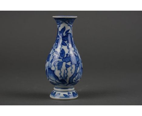 Chinese porcelain Blue and White vase with flowers - Kangxi 1662-1722 Height: 14cm In good condition.