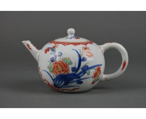 Chinese porcelain Wucai teapot with flowers - Kangxi period 1662-1722 Height: 11 cm Length: 16 cm In good condition.