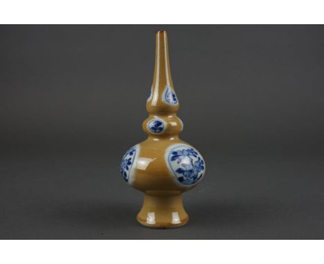 Chinese porcelain vase with flowers - Kangxi period 1662-1722 Height: 19 cm. In good condition. No chips, hairline or restora