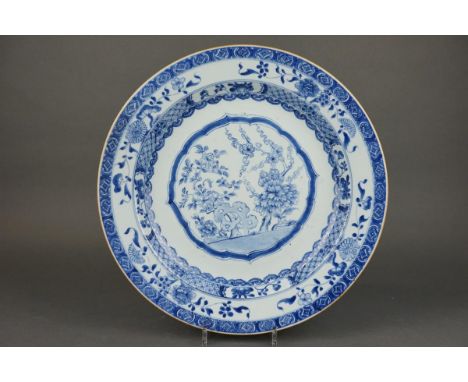 Large chinese porcelain Blue and White charger with flowers - Kangxi period 1662-1722 Diameter: 42cm In good condition. No ch