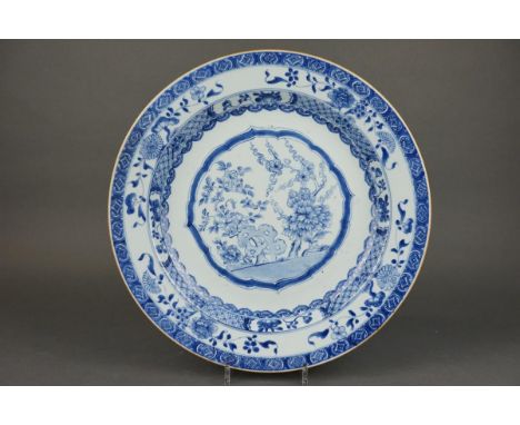 Large chinese porcelain Blue and White charger with flowers - Kangxi period 1662-1722 Diameter: 42cm In good condition. No ch