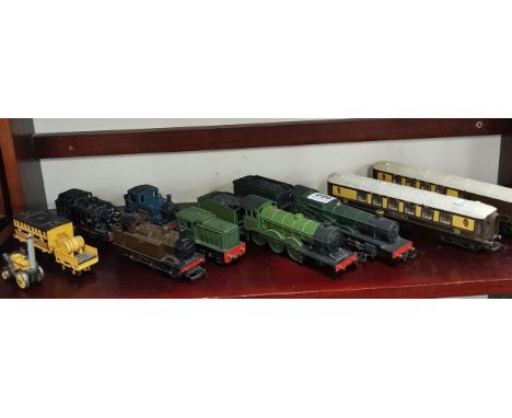 QUANTITY OF VINTAGE MODEL TRAIN ENGINES AND CARRIAGES 