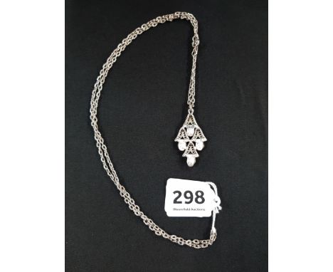 SILVER PENDANT ON CHAIN 