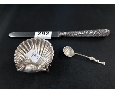 SILVER SHELL SHAPED SALT ON FISH FOOT WITH SPOON AND ORNATE SILVER HANDLED KNIFE 