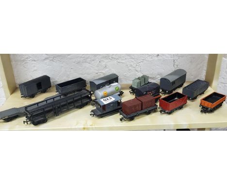 QUANTITY OF VINTAGE MODEL TRAIN WAGONS 