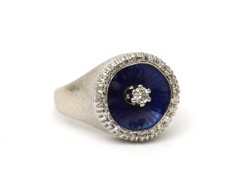 An 18 karat white gold enamel an diamond ring. Set with a brilliant cut diamond of ca. 0.10 ct. The border is aligned with tw