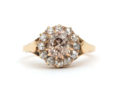 A 18 krt. gold diamond cluster ring, ca. 2 ct. Featuring a cognac brown old mine cut diamond of ca. 1.40 ct. in a surround of