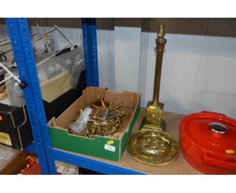 A box of brass door furniture; a brass table lamp and two brass plaques