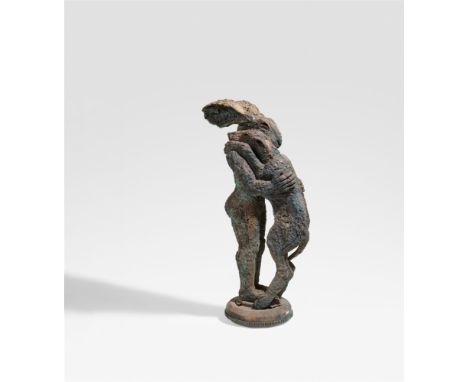   Sophie RyderLady Hare Holding Dog  Bronze mit braun-grüner Patina Höhe 118 cm. Auf der Plinthe geritzt signiert und datiert