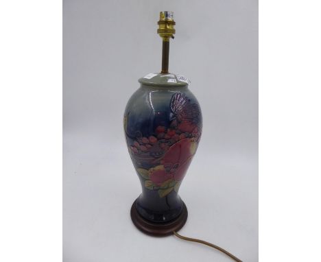 Tall Moorcroft lamp in the Pomegranate pattern, no cracks or chips, H: 45 cm. All electrical items in this lot have been PAT 