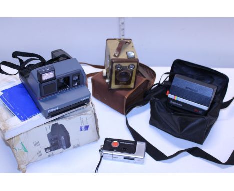A selection of vintage camera equipment (untested) 