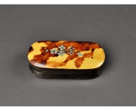 A 19th century horn and tortoiseshell snuff box, 7.7cm wide.