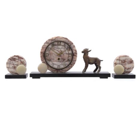 Marble mantel clock with zamac stream of deer, Art Deco period, 23 cm high, 43 cm wide, with 2 side pieces, 12 cm high