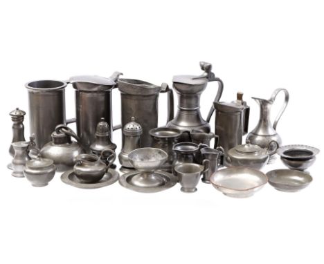 Lot of tin, consisting of 25 objects including measuring jugs, valve jugs, jug, spreaders, saucers, dishes and parts of child