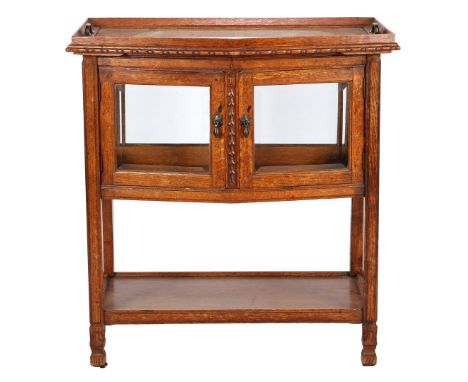 Oak tea cabinet with facet cut diamonds, 2 doors and bottom shelf, with separate tray, ca. 1920, 79 cm high, 75 cm wide, 49 c