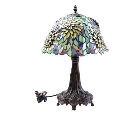 Tiffany style table lamp, 46 cm high