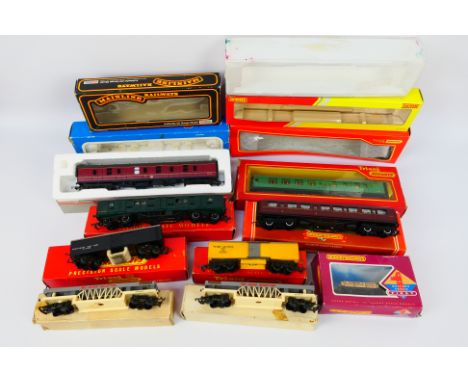Tri-ang - Lima - Hornby - A group of 9 x boxed wagons and coaches and some additional 5 x empty boxes. Includes BR Composite 