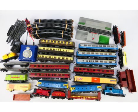 Lima - Jouef - Bachmann - A collection of HO / OO gauge items including 2 x Class 33 locomotives, 3 x Inter-City coaches, an 