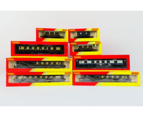 Hornby - A boxed OO gauge rake of eight, mainly passenger coaches. Lot includes Hornby R4528 Brighton Belle Car Trailer 1st '