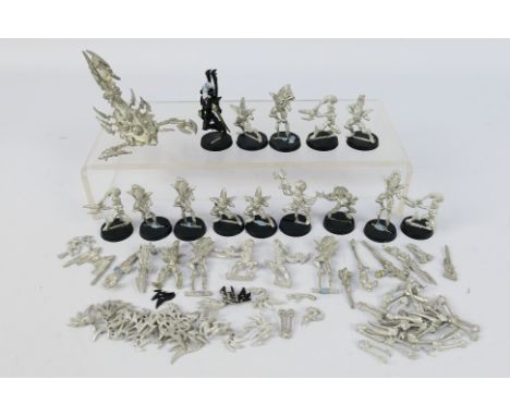 Warhammer - Games Workshop - Citadel - 17 loose and predominately unpainted and largely unassembled Warhammer 40K Dark Eldar 